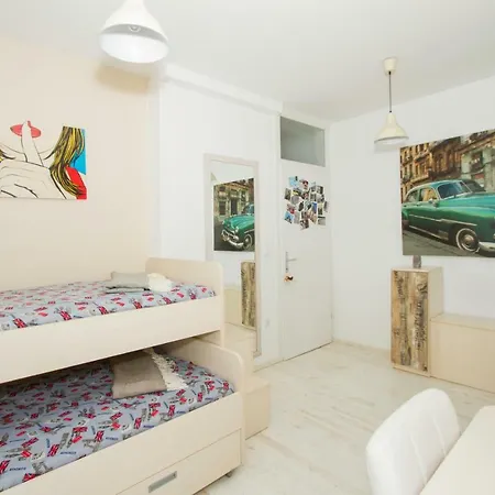 Ladria Apartment *